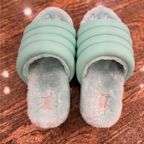 UGG Mint Green Fluffy Sandals Like New Condition. Beautiful! Fits like a 7-7.5. - Picture 8 of 11